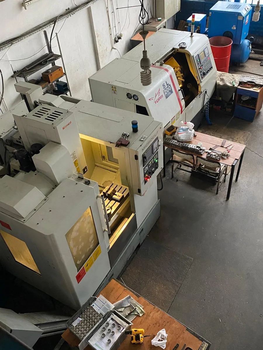 Atölyedeki CNC freze ve CNC torna tezgâhları